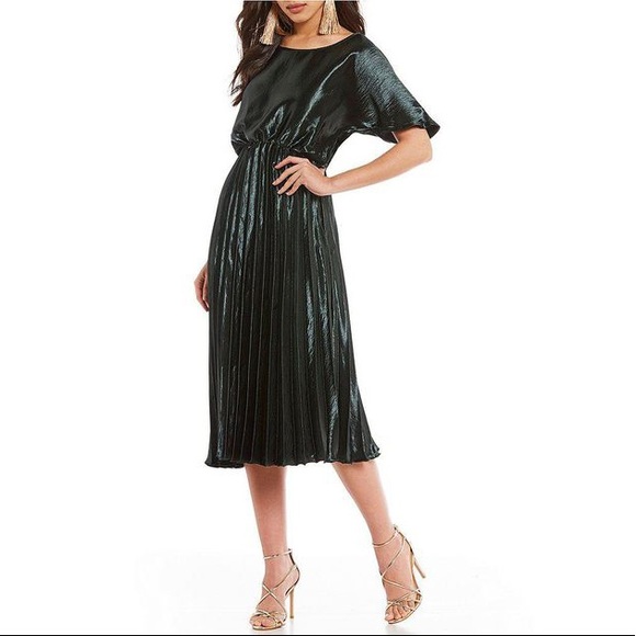 Gianni Bini Dresses & Skirts - Gianni Bini satin emerald green dress